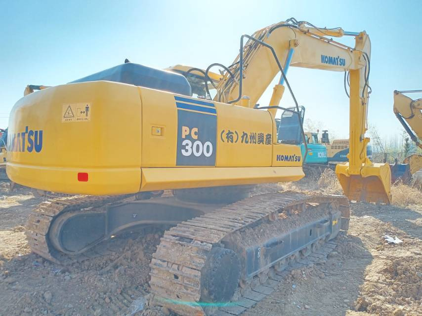 Komatsu PC 300  - حفارات زحافة: صور 2 Komatsu PC 300  - حفارات زحافة: صور 2