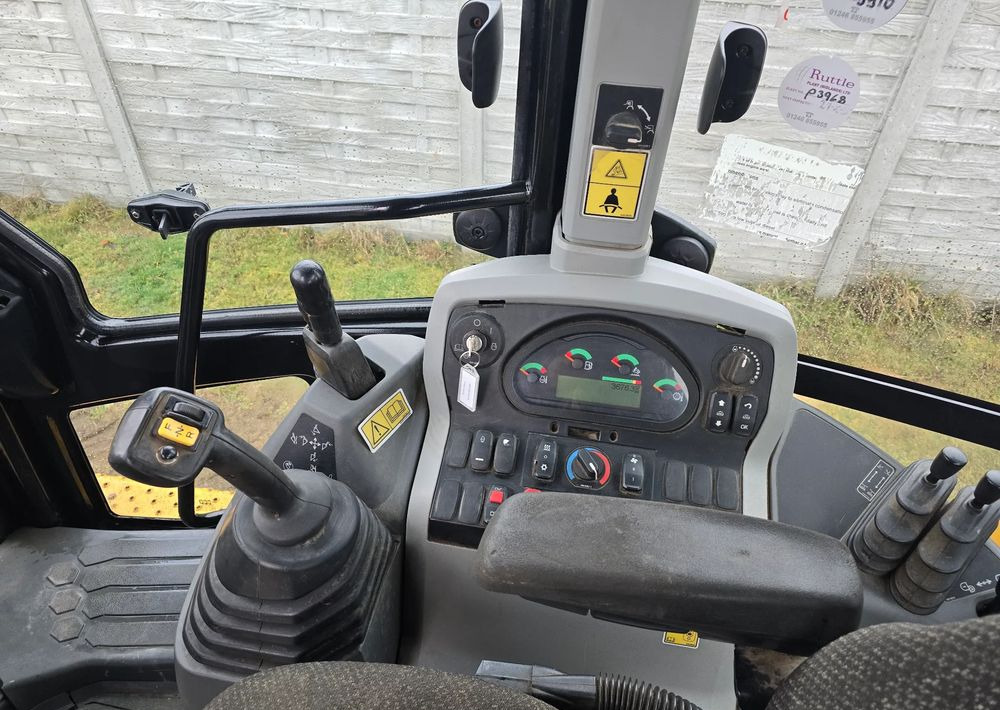 Caterpillar - حفار متعدد الاستخدام: صور 5 Caterpillar - حفار متعدد الاستخدام: صور 5