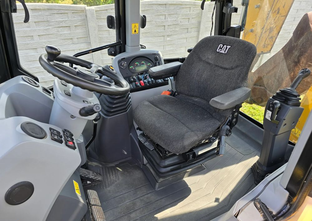 Caterpillar - حفار متعدد الاستخدام: صور 3 Caterpillar - حفار متعدد الاستخدام: صور 3