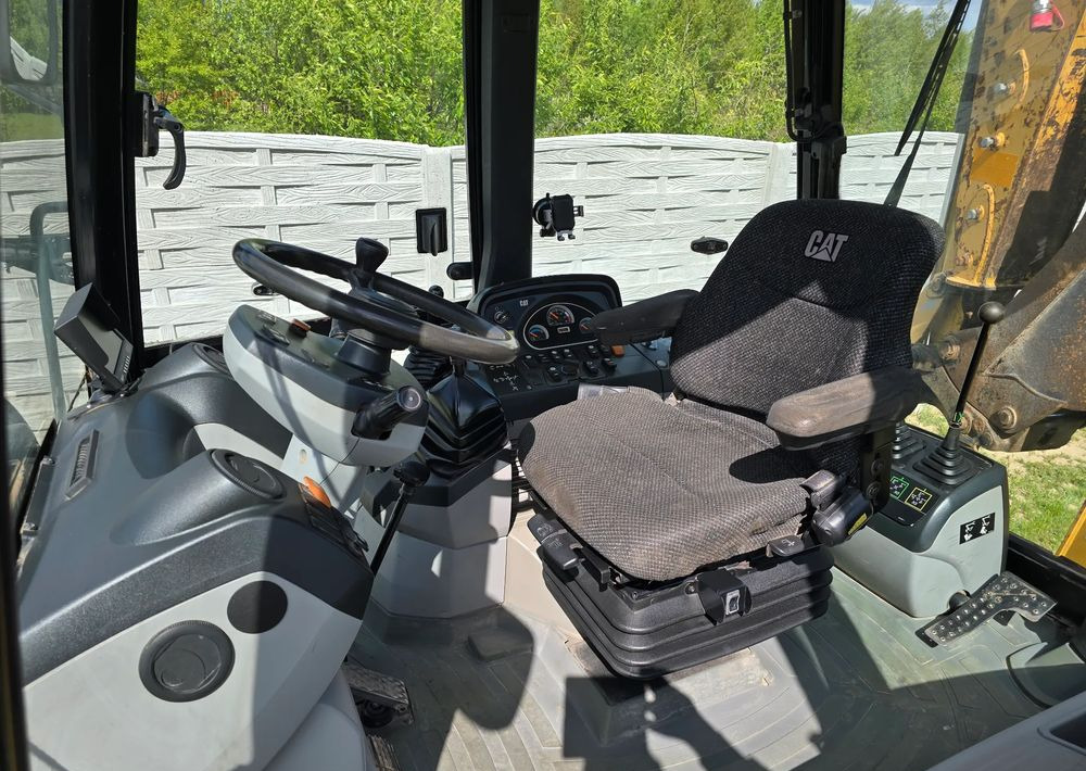 Caterpillar - حفار متعدد الاستخدام: صور 3 Caterpillar - حفار متعدد الاستخدام: صور 3