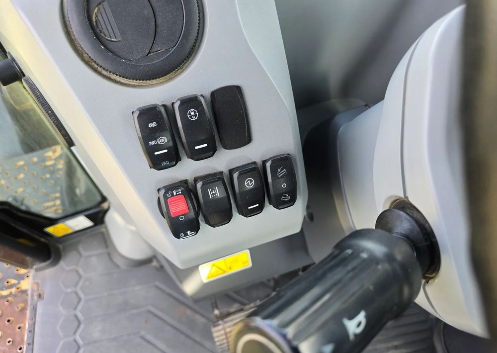 Caterpillar - حفار متعدد الاستخدام: صور 5 Caterpillar - حفار متعدد الاستخدام: صور 5