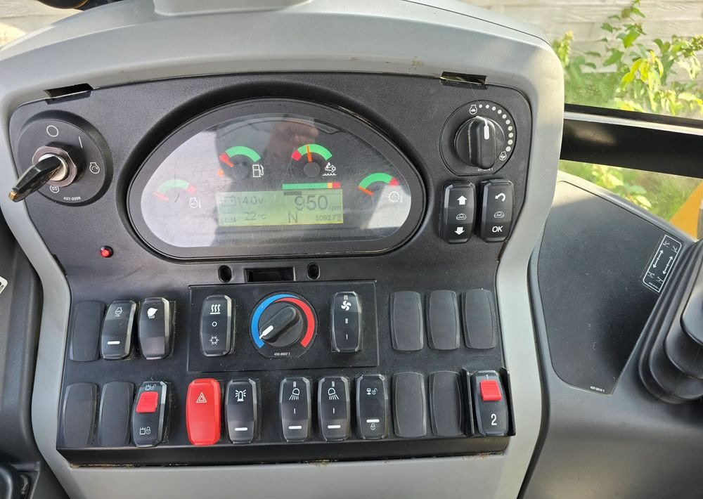 Caterpillar - حفار متعدد الاستخدام: صور 4 Caterpillar - حفار متعدد الاستخدام: صور 4