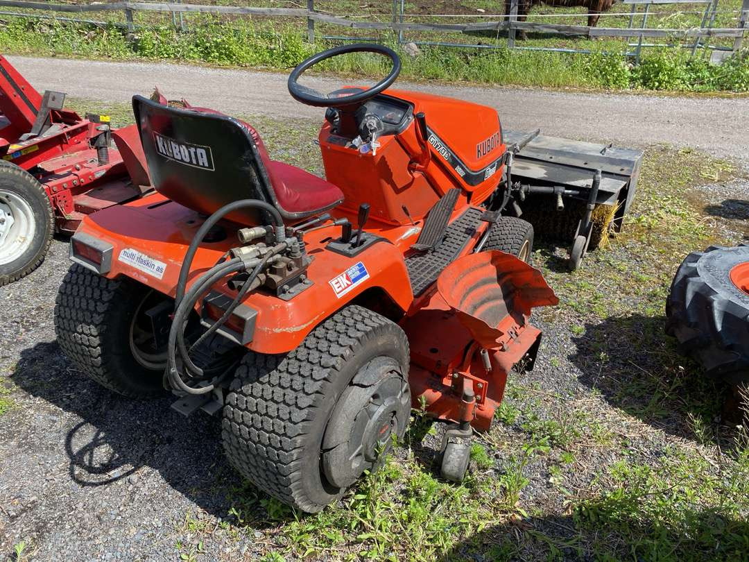 جزازة المروج 2000 Kubota G1700//Sitteklipper med feier og oppsamler: صور 6