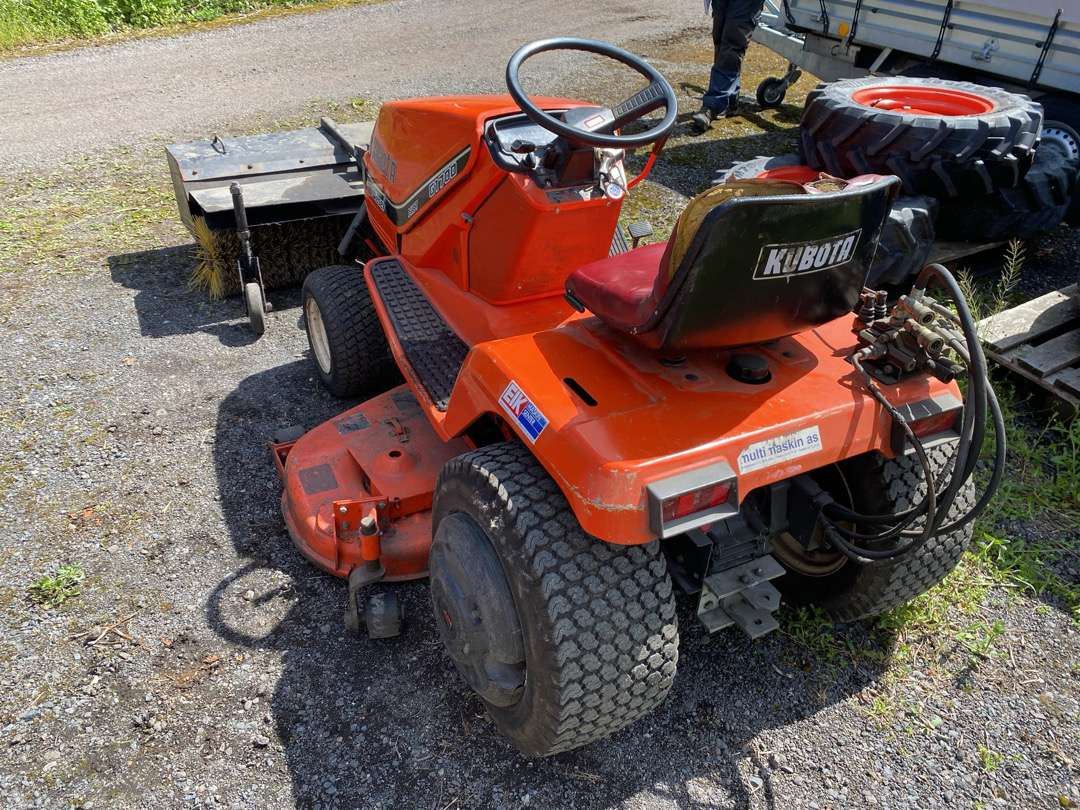 جزازة المروج 2000 Kubota G1700//Sitteklipper med feier og oppsamler: صور 8