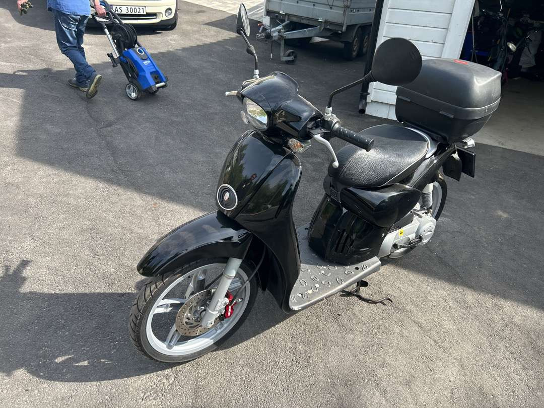 2011 Moped APRILIA APRILIA SCARABEO50 2T NERO APR - مقطورة دراجة نارية: صور 1 2011 Moped APRILIA APRILIA SCARABEO50 2T NERO APR - مقطورة دراجة نارية: صور 1