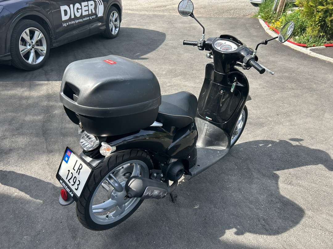 2011 Moped APRILIA APRILIA SCARABEO50 2T NERO APR - مقطورة دراجة نارية: صور 3 2011 Moped APRILIA APRILIA SCARABEO50 2T NERO APR - مقطورة دراجة نارية: صور 3