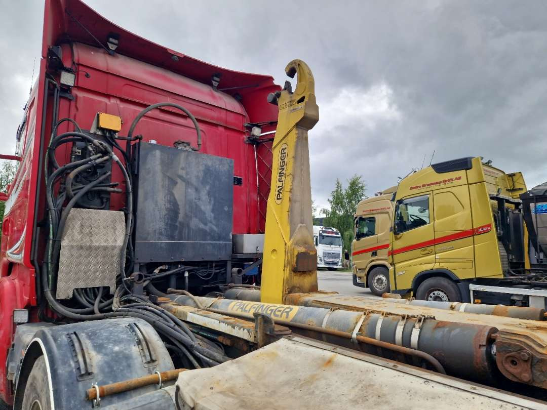 Scania R580 Brøytebil med sideplog og hydraulisk saltsystem - شاحنة ذات الخطاف: صور 5 Scania R580 Brøytebil med sideplog og hydraulisk saltsystem - شاحنة ذات الخطاف: صور 5