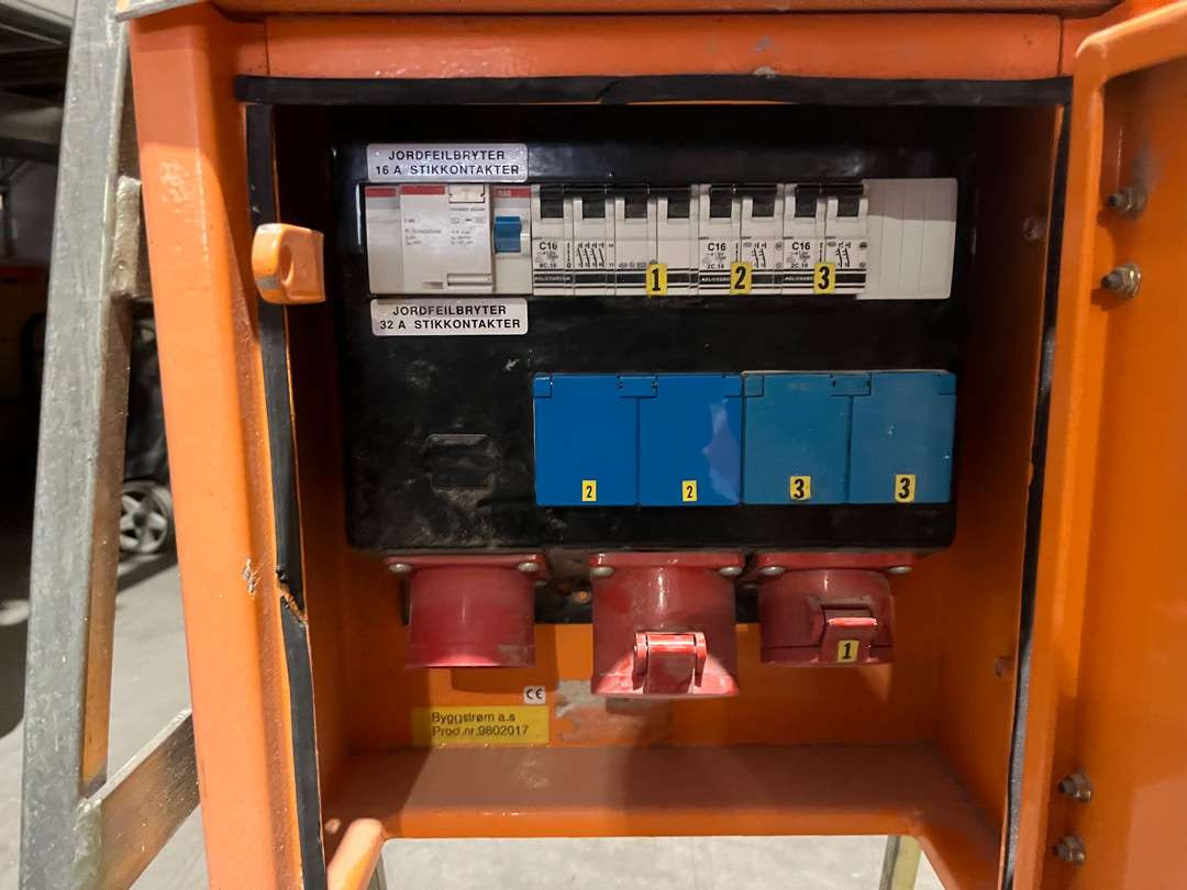 Strømskap fra Holte 400v - الأدوات والمعدات: صور 4 Strømskap fra Holte 400v - الأدوات والمعدات: صور 4