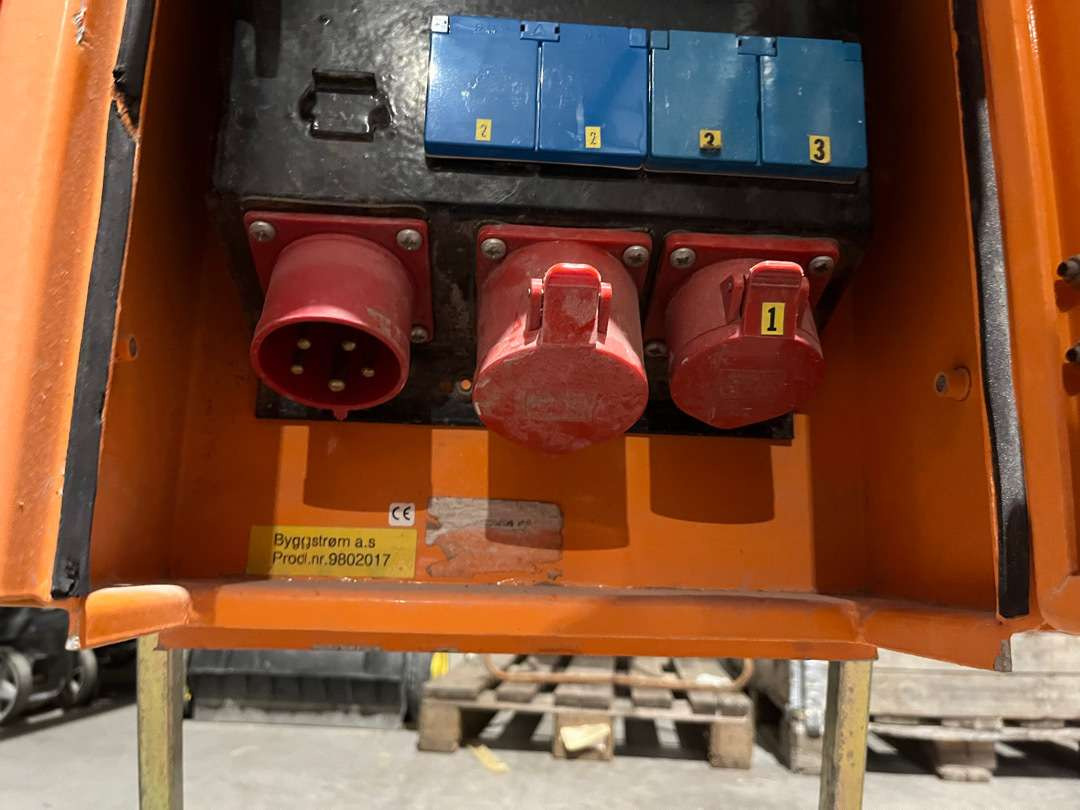 Strømskap fra Holte 400v - الأدوات والمعدات: صور 2 Strømskap fra Holte 400v - الأدوات والمعدات: صور 2
