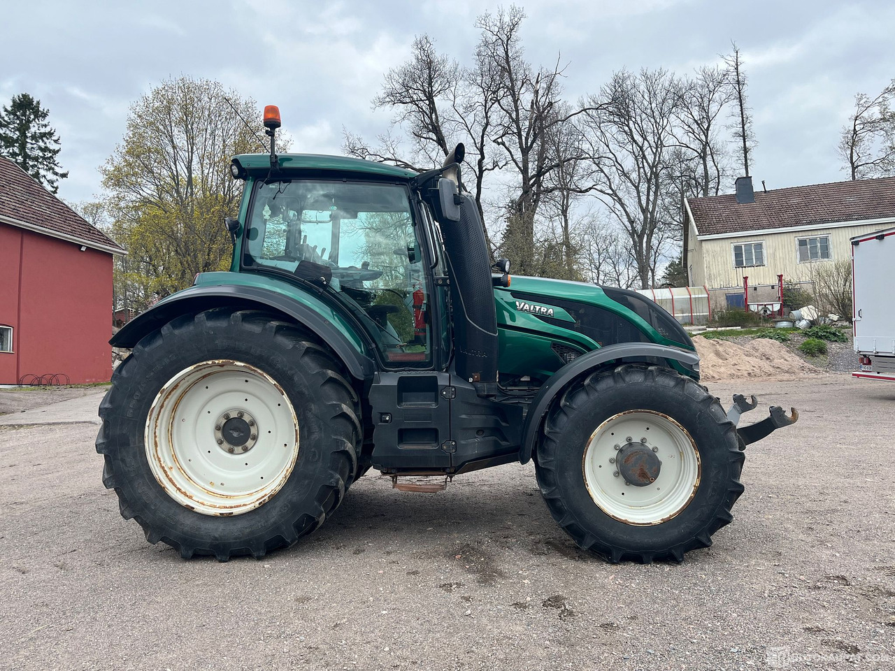 Valtra T234 Versu, traktori etunostolaitteella ja taakseajolaitteilla, 2015, Vantaa - جرار: صور 5 Valtra T234 Versu, traktori etunostolaitteella ja taakseajolaitteilla, 2015, Vantaa - جرار: صور 5