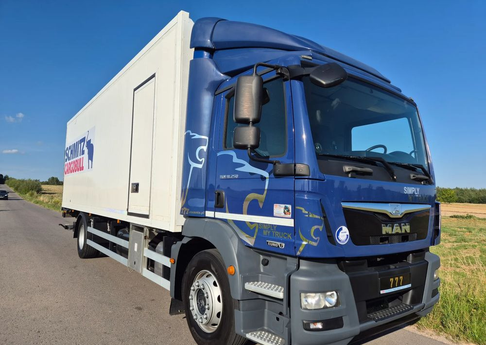 MAN TGM 18.250 Carrier 1950 D/E z Holandii / TOP STAN / 7.5m / 18 palet / winda + drzwi boczne / OKAZJA - مبردة شاحنة: صور 4 MAN TGM 18.250 Carrier 1950 D/E z Holandii / TOP STAN / 7.5m / 18 palet / winda + drzwi boczne / OKAZJA - مبردة شاحنة: صور 4
