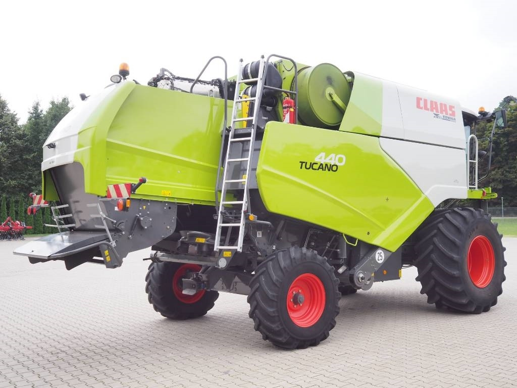 Claas Tucano 440 + V620 - حصادة شاملة: صور 3 Claas Tucano 440 + V620 - حصادة شاملة: صور 3