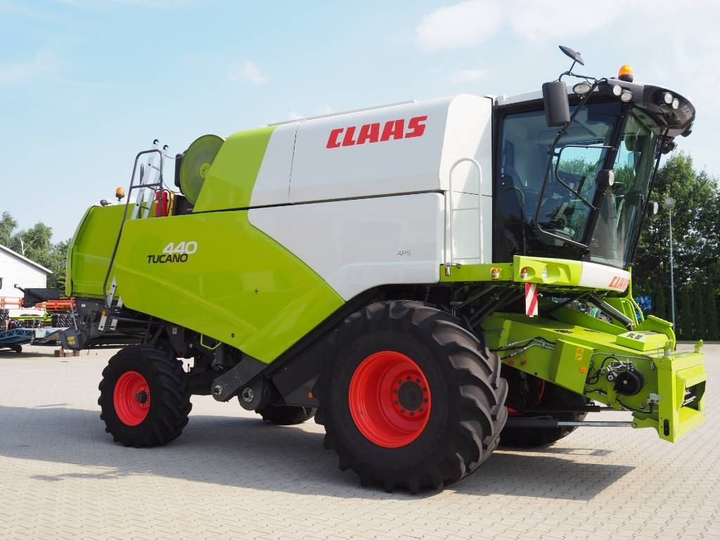 Claas Tucano 440 + V620 - حصادة شاملة: صور 4 Claas Tucano 440 + V620 - حصادة شاملة: صور 4