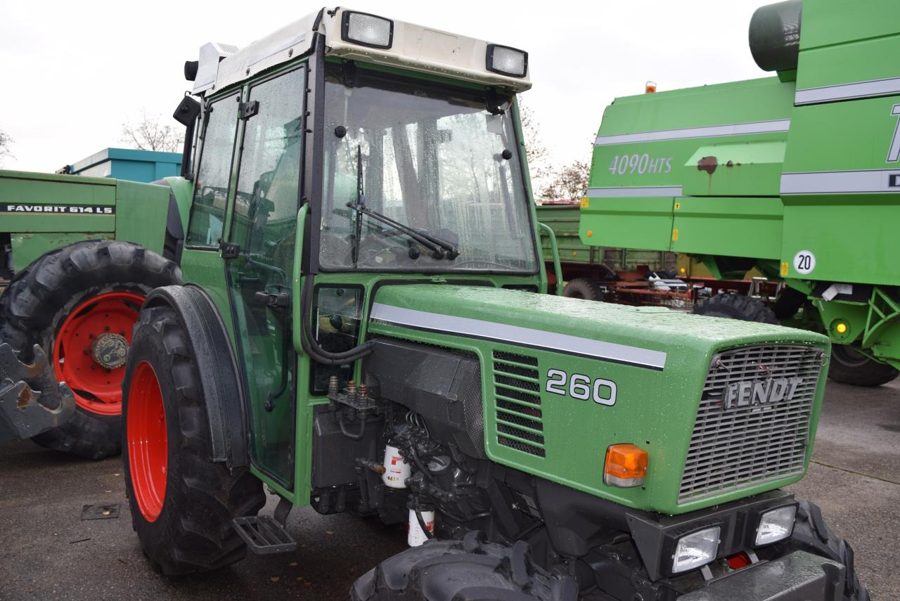 Fendt 260 V - جرار مع تطهير الأرض عالية: صور 3 Fendt 260 V - جرار مع تطهير الأرض عالية: صور 3