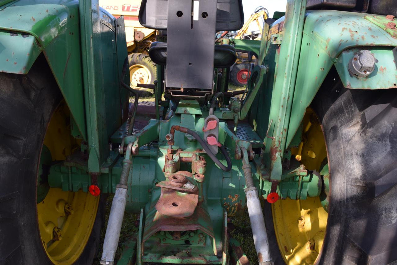 John Deere 2130 - جرار: صور 4 John Deere 2130 - جرار: صور 4