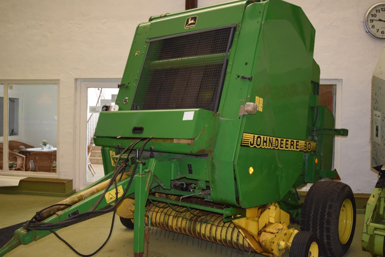 John Deere 580 - مكبس القش الدائري: صور 3 John Deere 580 - مكبس القش الدائري: صور 3