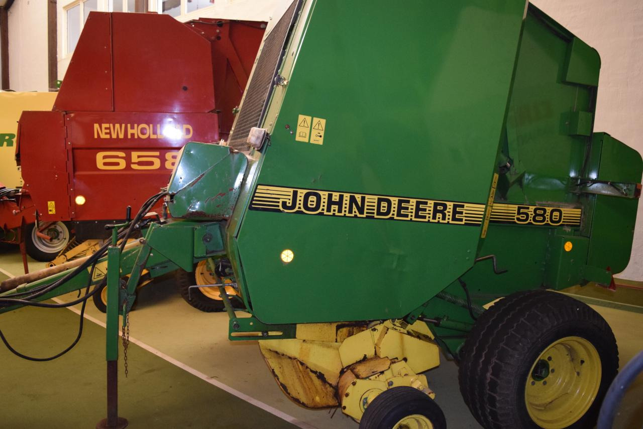 John Deere 580 - مكبس القش الدائري: صور 1 John Deere 580 - مكبس القش الدائري: صور 1