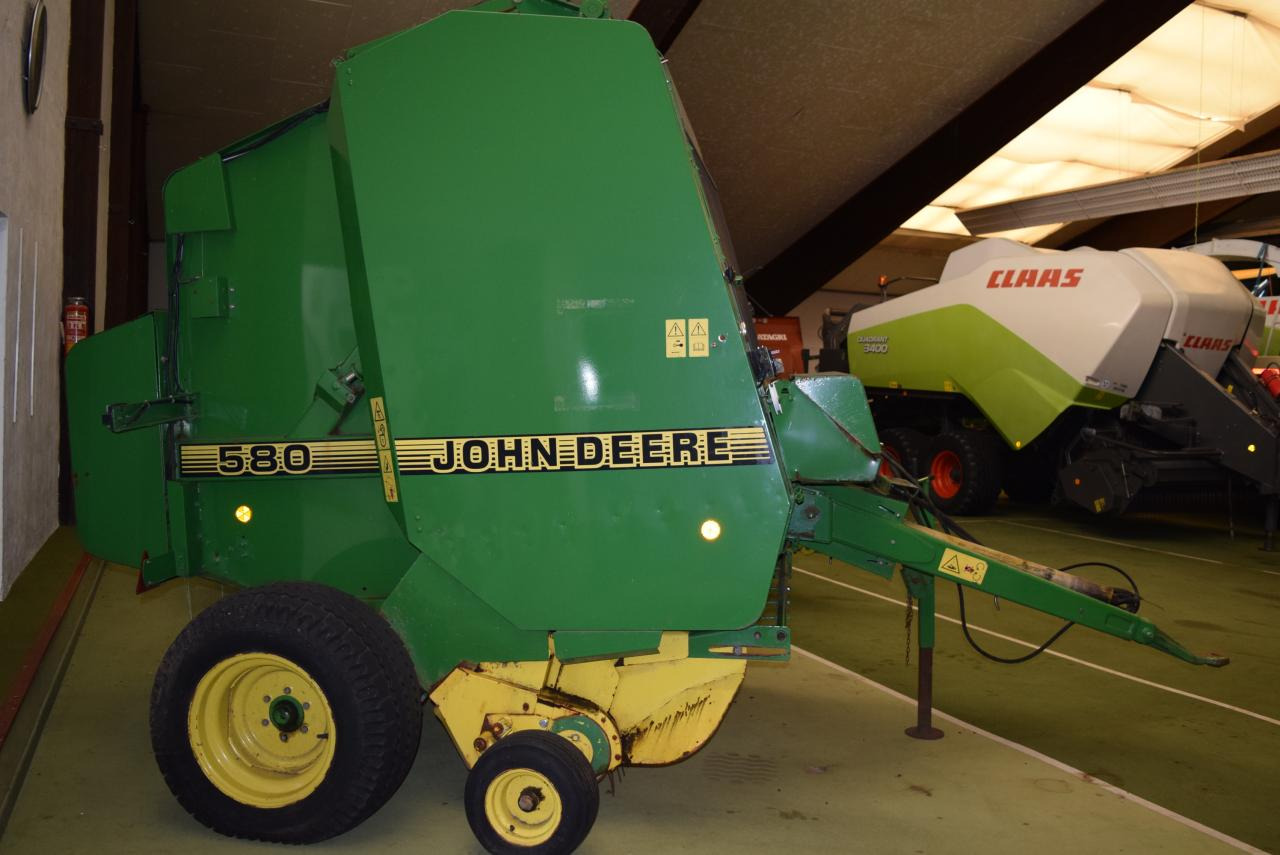 John Deere 580 - مكبس القش الدائري: صور 2 John Deere 580 - مكبس القش الدائري: صور 2
