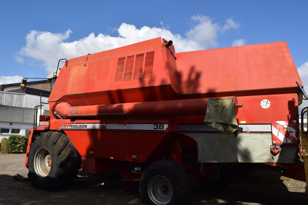 Massey Ferguson MF 38 - حصادة شاملة: صور 4 Massey Ferguson MF 38 - حصادة شاملة: صور 4