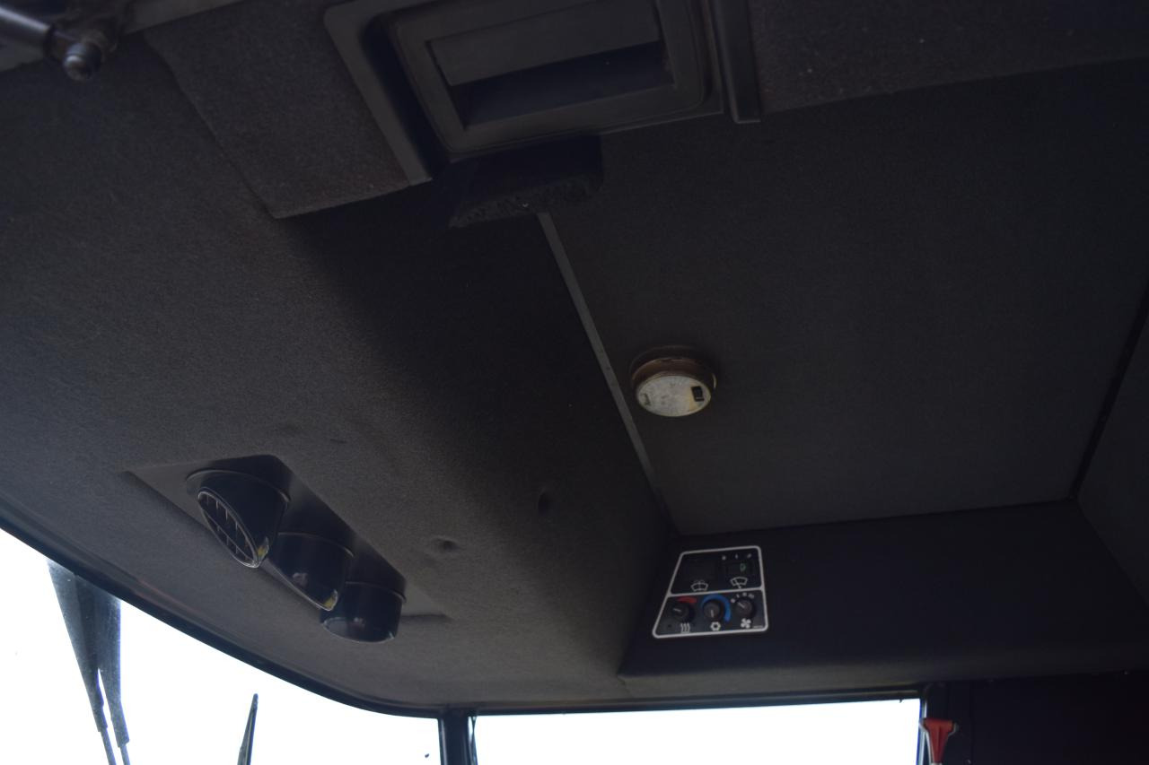 حصادة شاملة New Holland TC 56: صور 9 حصادة شاملة New Holland TC 56: صور 9