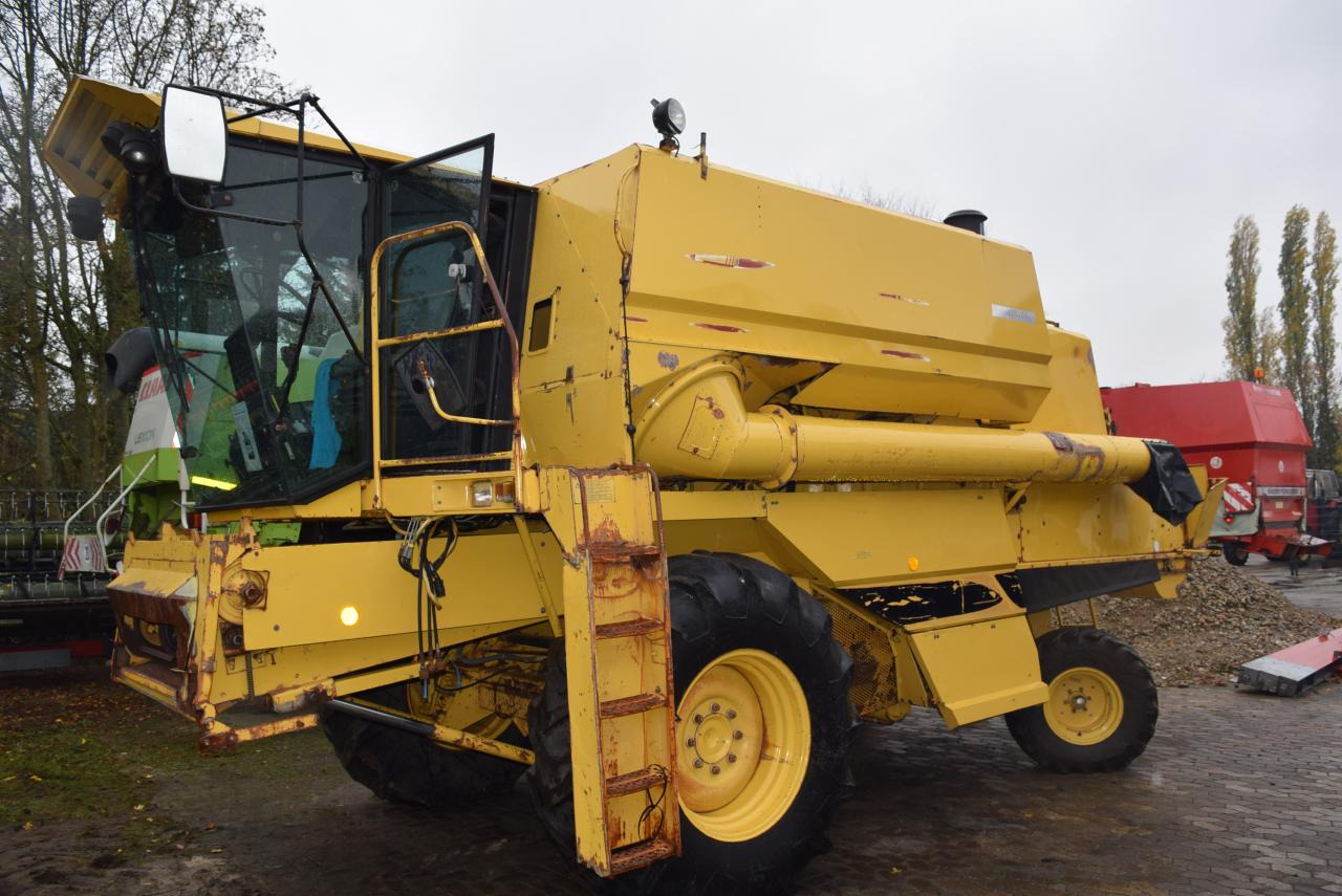 New Holland TF 42 - حصادة شاملة: صور 2 New Holland TF 42 - حصادة شاملة: صور 2