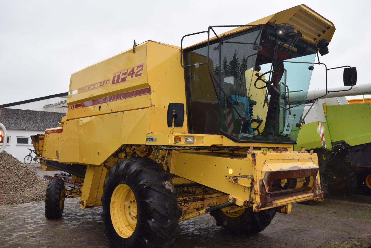 New Holland TF 42 - حصادة شاملة: صور 3 New Holland TF 42 - حصادة شاملة: صور 3