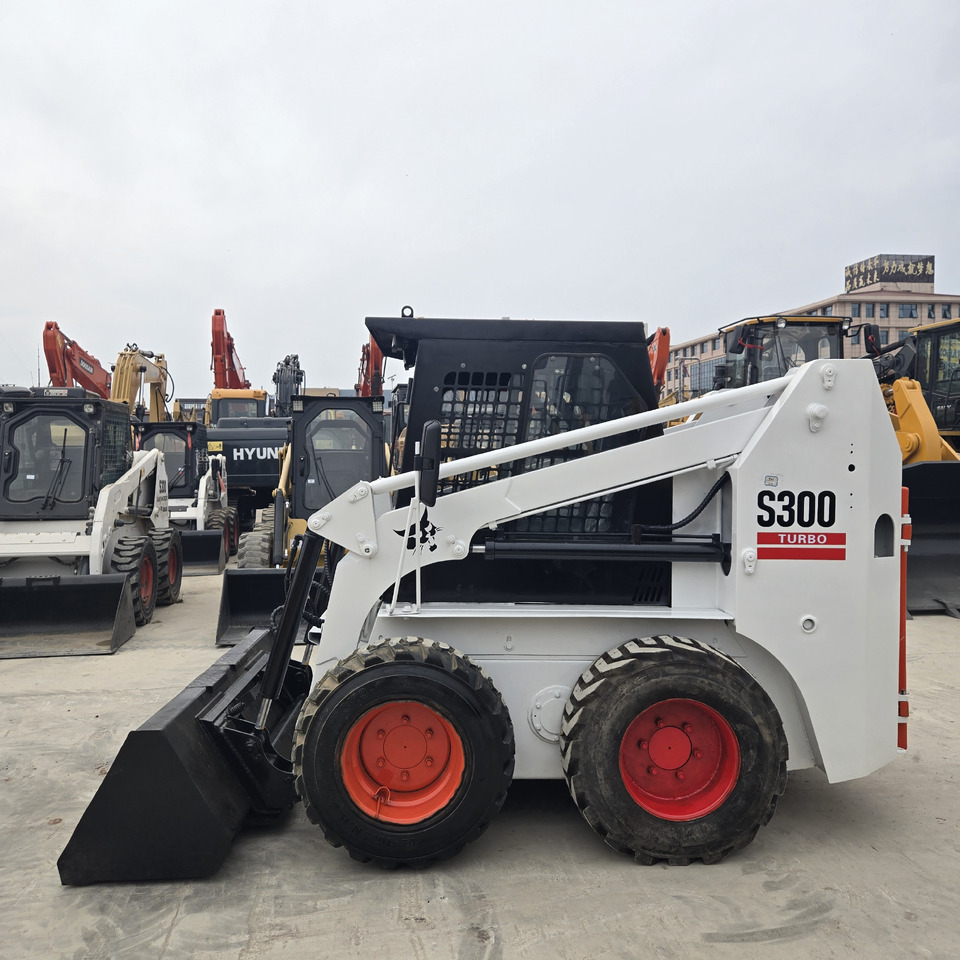 BOBCAT S300 - شيول صغير: صور 1 BOBCAT S300 - شيول صغير: صور 1