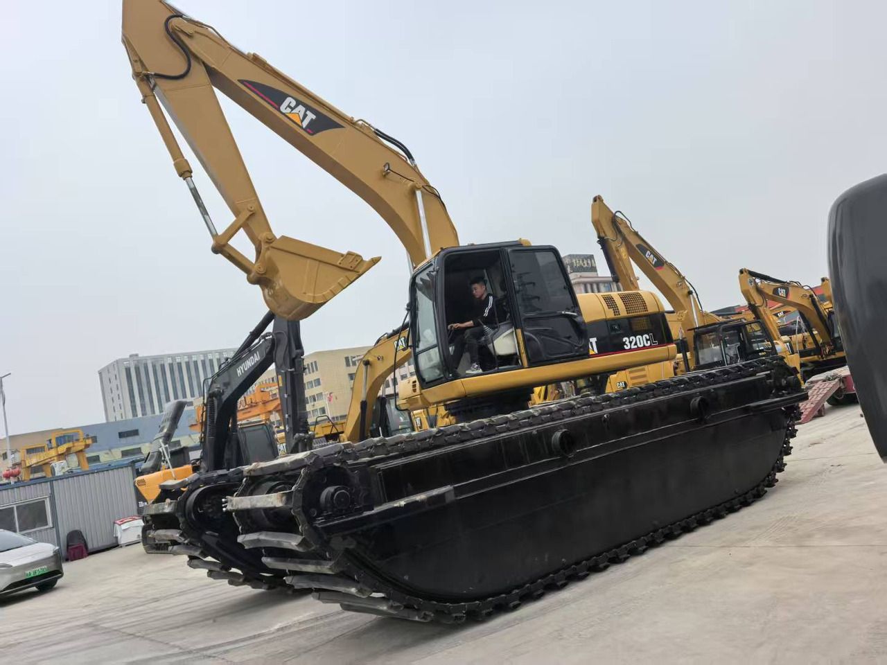 CATERPILLAR 320C boat excavator - حفارات برمائية: صور 1 CATERPILLAR 320C boat excavator - حفارات برمائية: صور 1