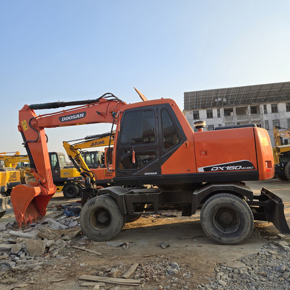 Doosan DX150W-9C - حفارة على عجلات: صور 1 Doosan DX150W-9C - حفارة على عجلات: صور 1