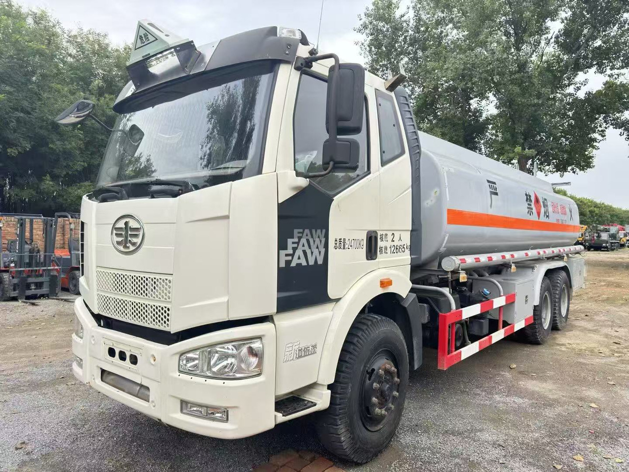 FAW tanker truck - شاحنة صهريج: صور 1 FAW tanker truck - شاحنة صهريج: صور 1