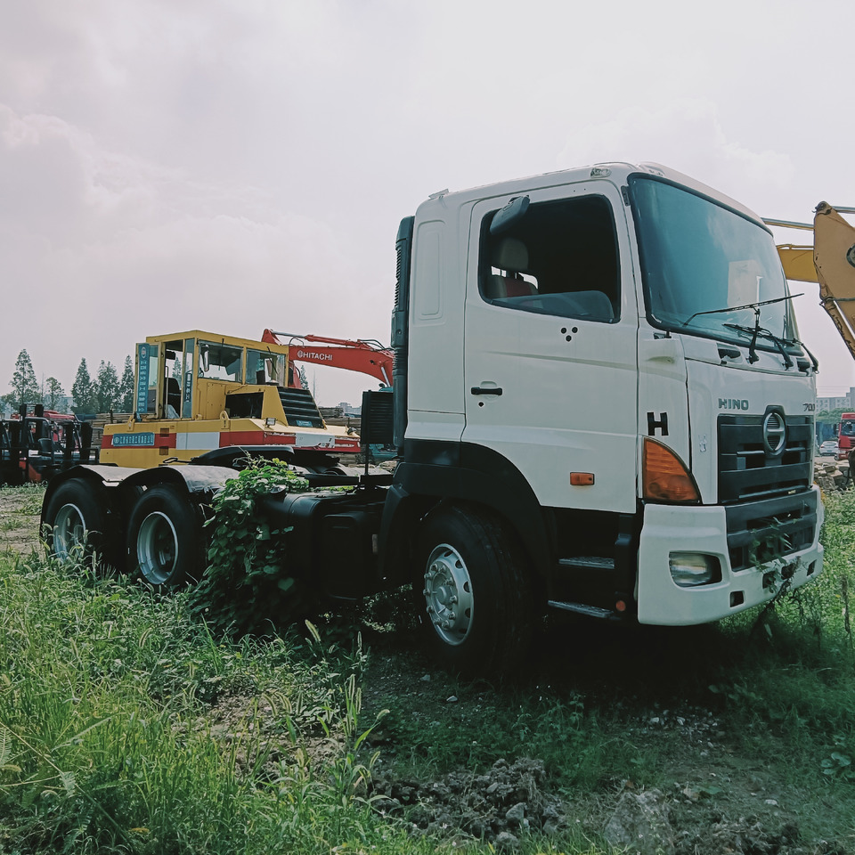 HINO 700 - شاحنة جرار: صور 4 HINO 700 - شاحنة جرار: صور 4