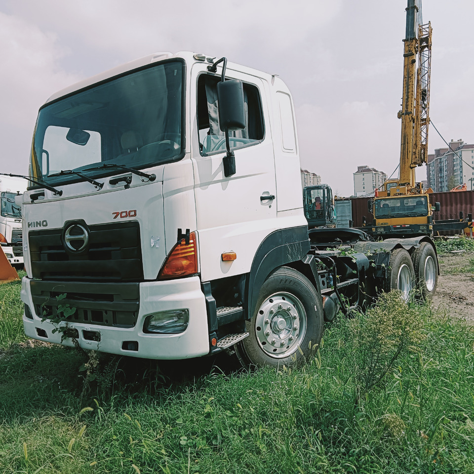 HINO 700 - شاحنة جرار: صور 1 HINO 700 - شاحنة جرار: صور 1