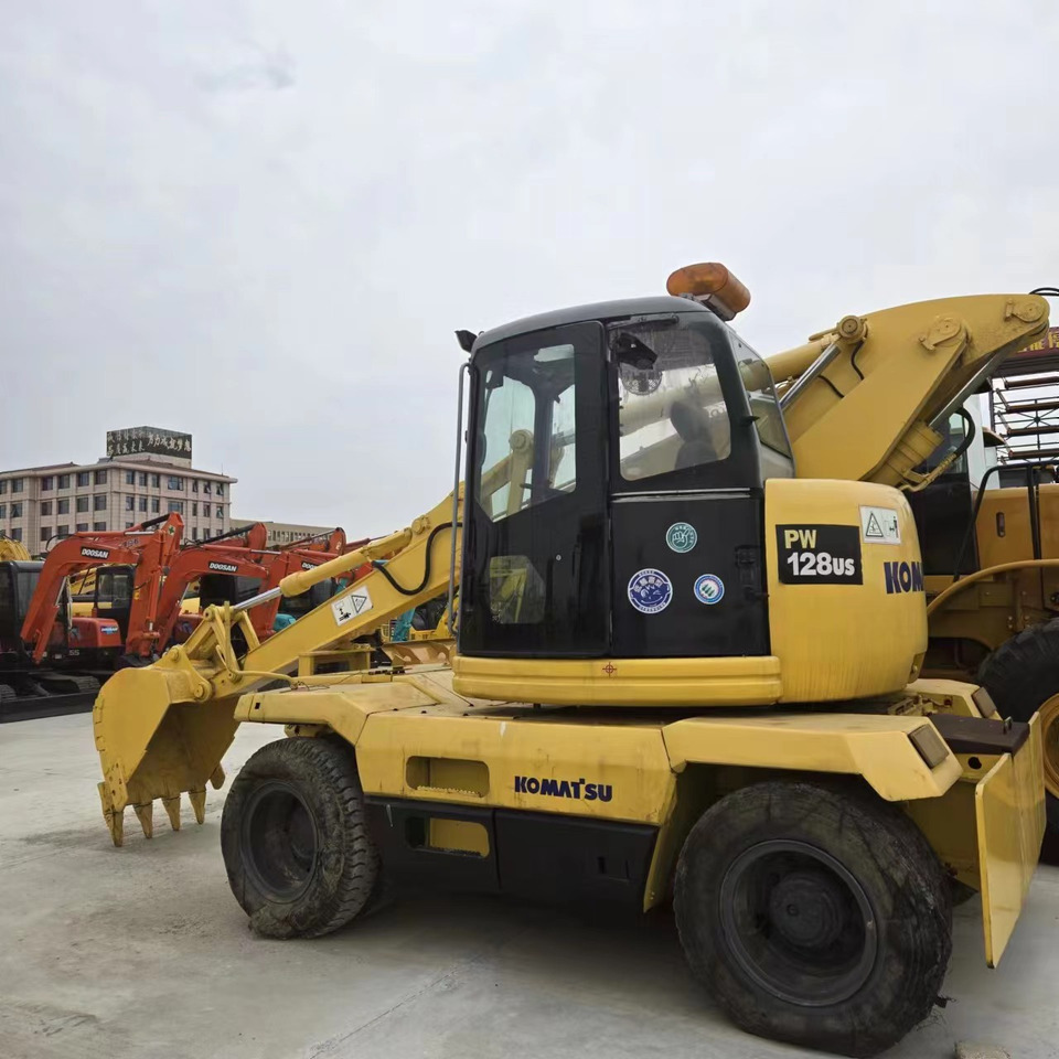 KOMATSU PC128US - حفارة على عجلات: صور 3 KOMATSU PC128US - حفارة على عجلات: صور 3