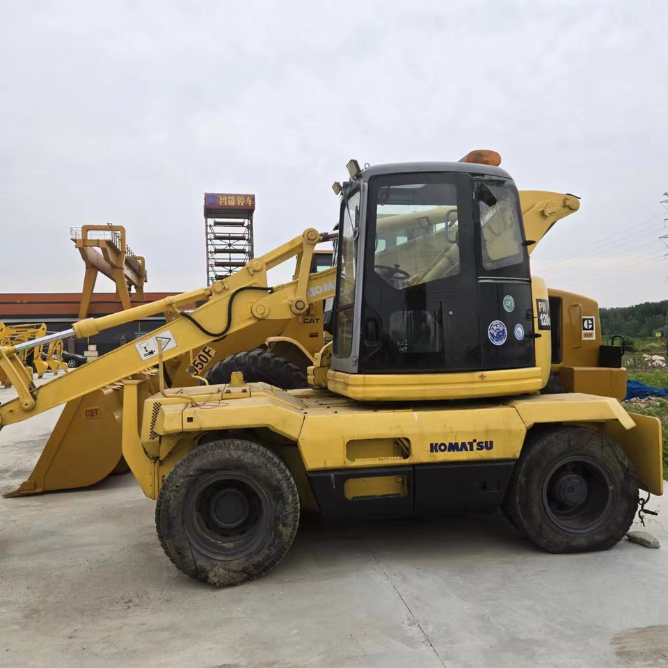KOMATSU PC128US - حفارة على عجلات: صور 2 KOMATSU PC128US - حفارة على عجلات: صور 2