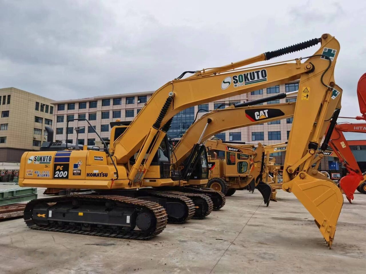 Komatsu PC200-8 - حفارات زحافة: صور 2 Komatsu PC200-8 - حفارات زحافة: صور 2