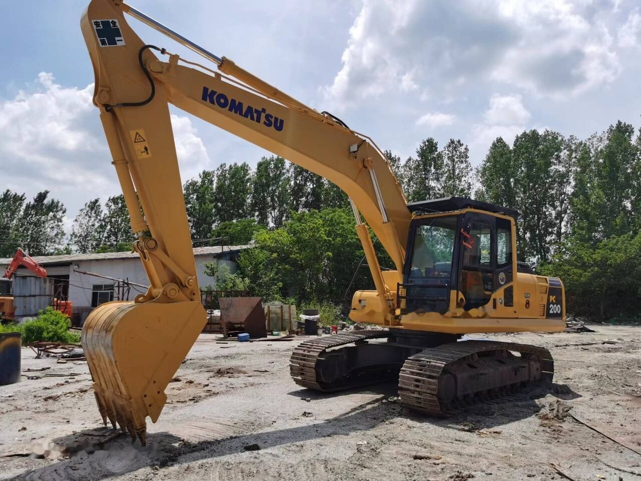 Komatsu PC200 - حفارات زحافة: صور 1 Komatsu PC200 - حفارات زحافة: صور 1