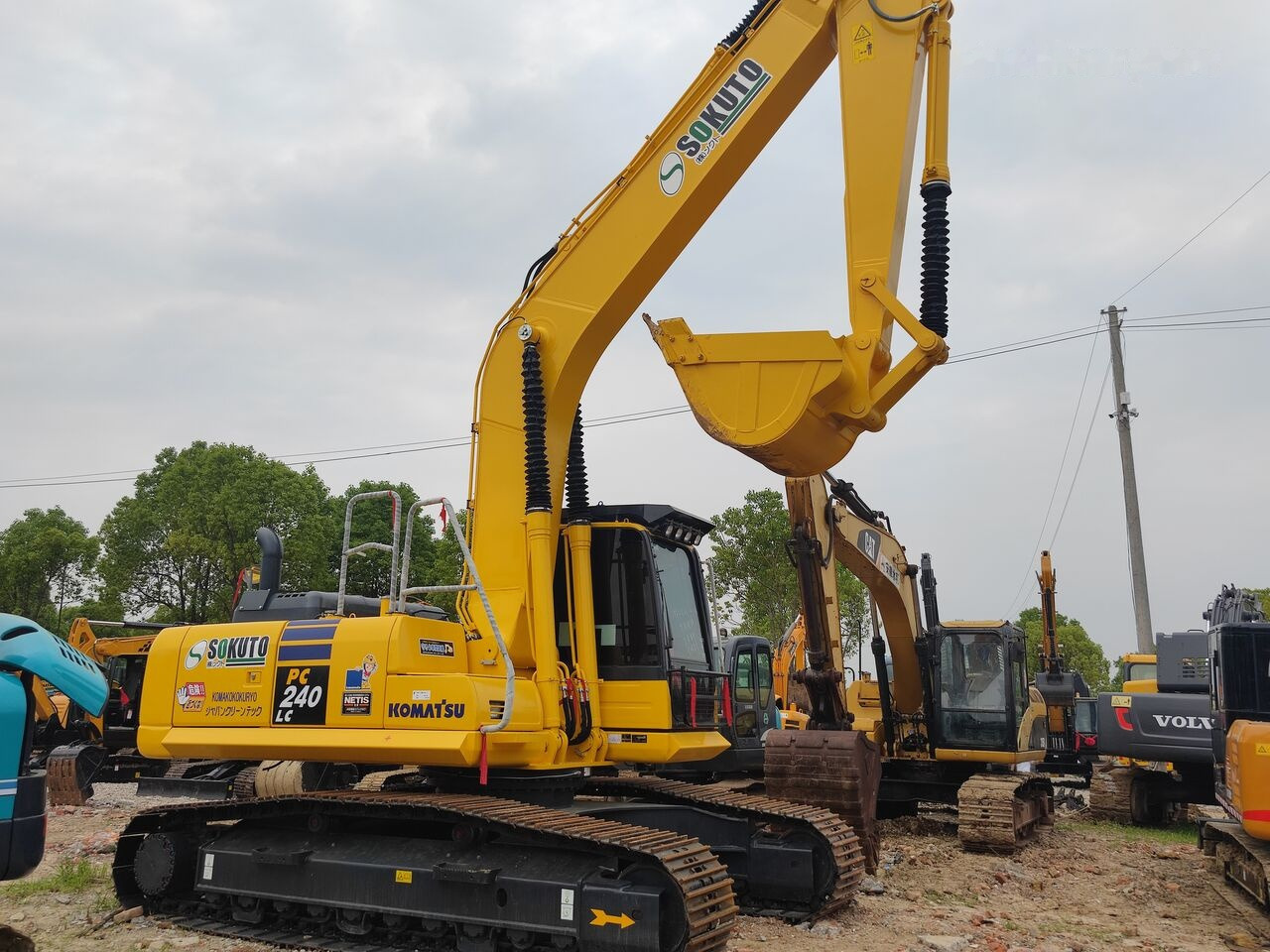 Komatsu PC240LC - حفارات زحافة: صور 1 Komatsu PC240LC - حفارات زحافة: صور 1
