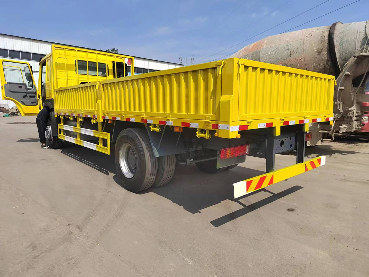 SINOTRUK HOWO 4x2 cargo truck - قلابات: صور 4 SINOTRUK HOWO 4x2 cargo truck - قلابات: صور 4