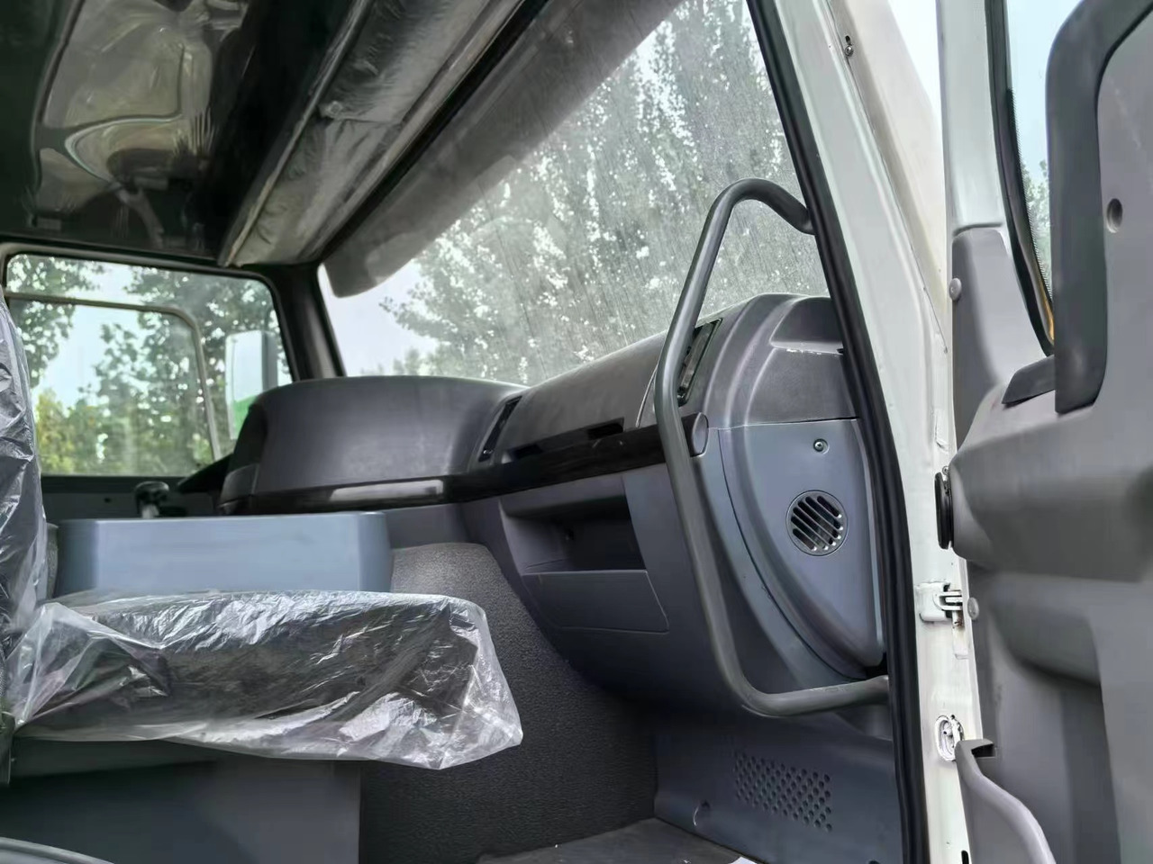 SINOTRUK HOWO 6x4 - مبردة شاحنة: صور 5 SINOTRUK HOWO 6x4 - مبردة شاحنة: صور 5