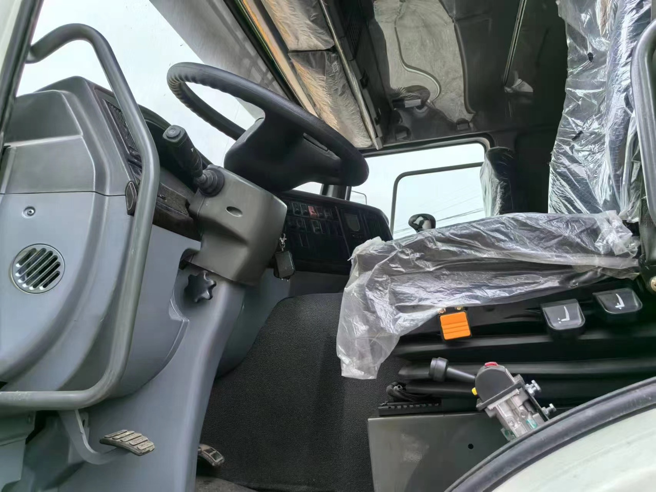 مبردة شاحنة SINOTRUK HOWO 6x4: صور 6 مبردة شاحنة SINOTRUK HOWO 6x4: صور 6