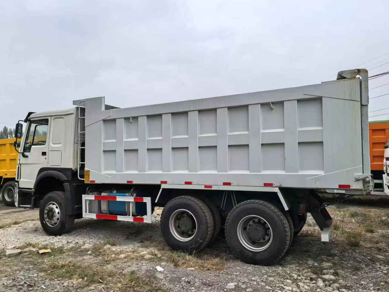 SINOTRUK HOWO 6x4 - مبردة شاحنة: صور 3 SINOTRUK HOWO 6x4 - مبردة شاحنة: صور 3