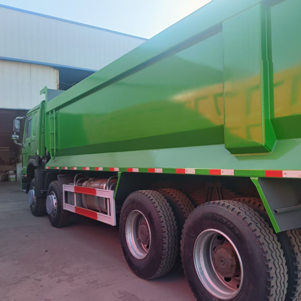 SINOTRUK HOWO 8x4 - بصندوق مغلق شاحنة: صور 4 SINOTRUK HOWO 8x4 - بصندوق مغلق شاحنة: صور 4