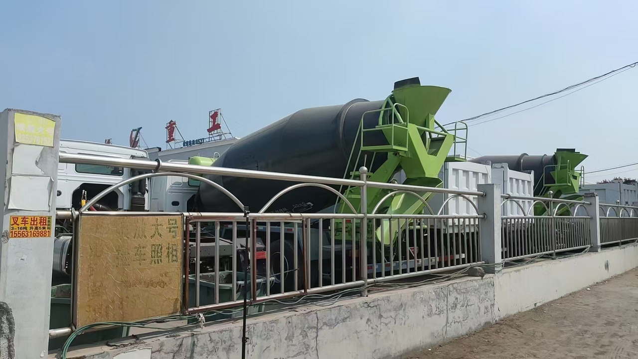 SINOTRUK HOWO Concrete Mixer Truck - شاحنة صهريج: صور 3 SINOTRUK HOWO Concrete Mixer Truck - شاحنة صهريج: صور 3