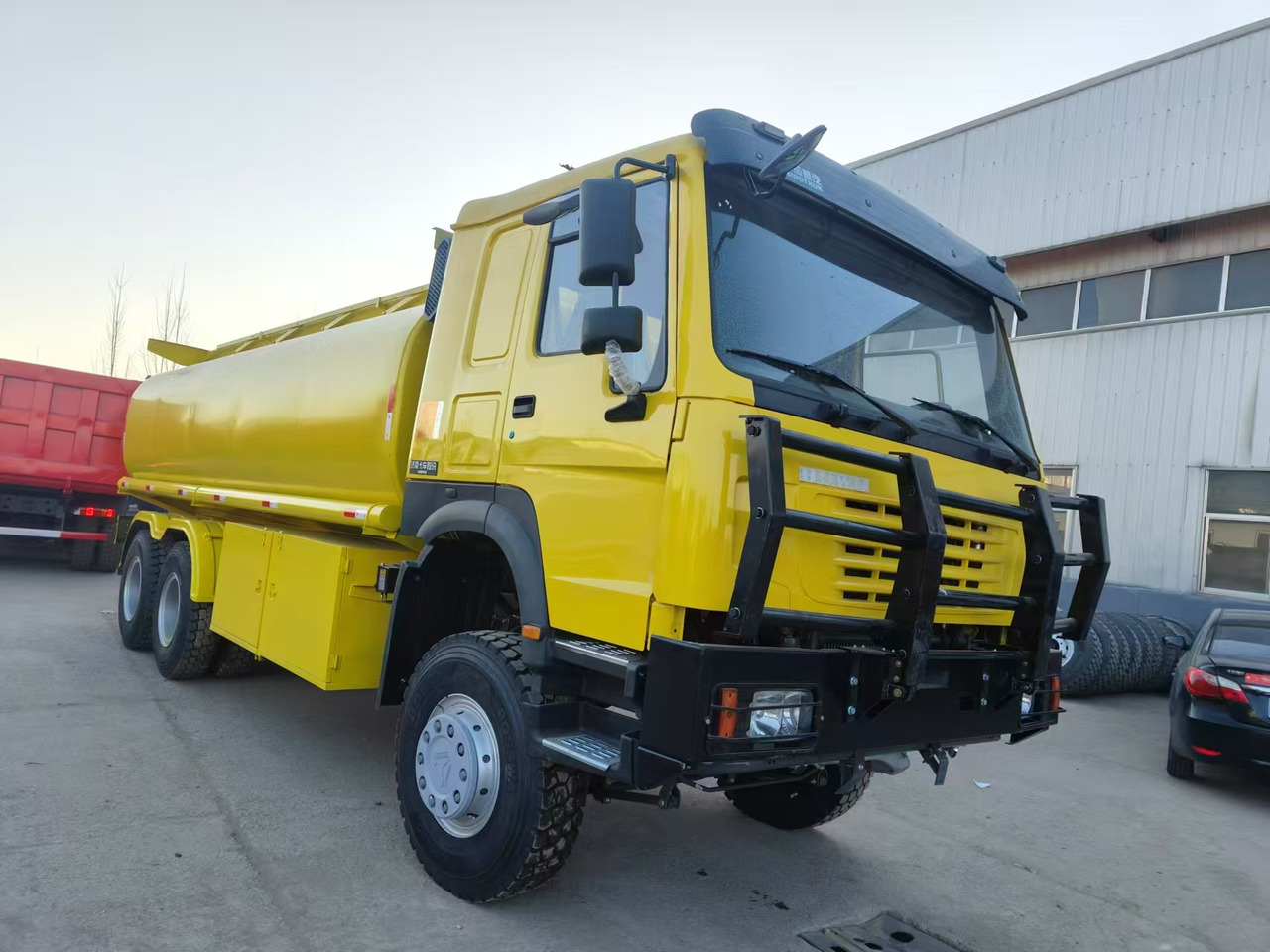SINOTRUK HOWO - شاحنة صهريج: صور 1 SINOTRUK HOWO - شاحنة صهريج: صور 1