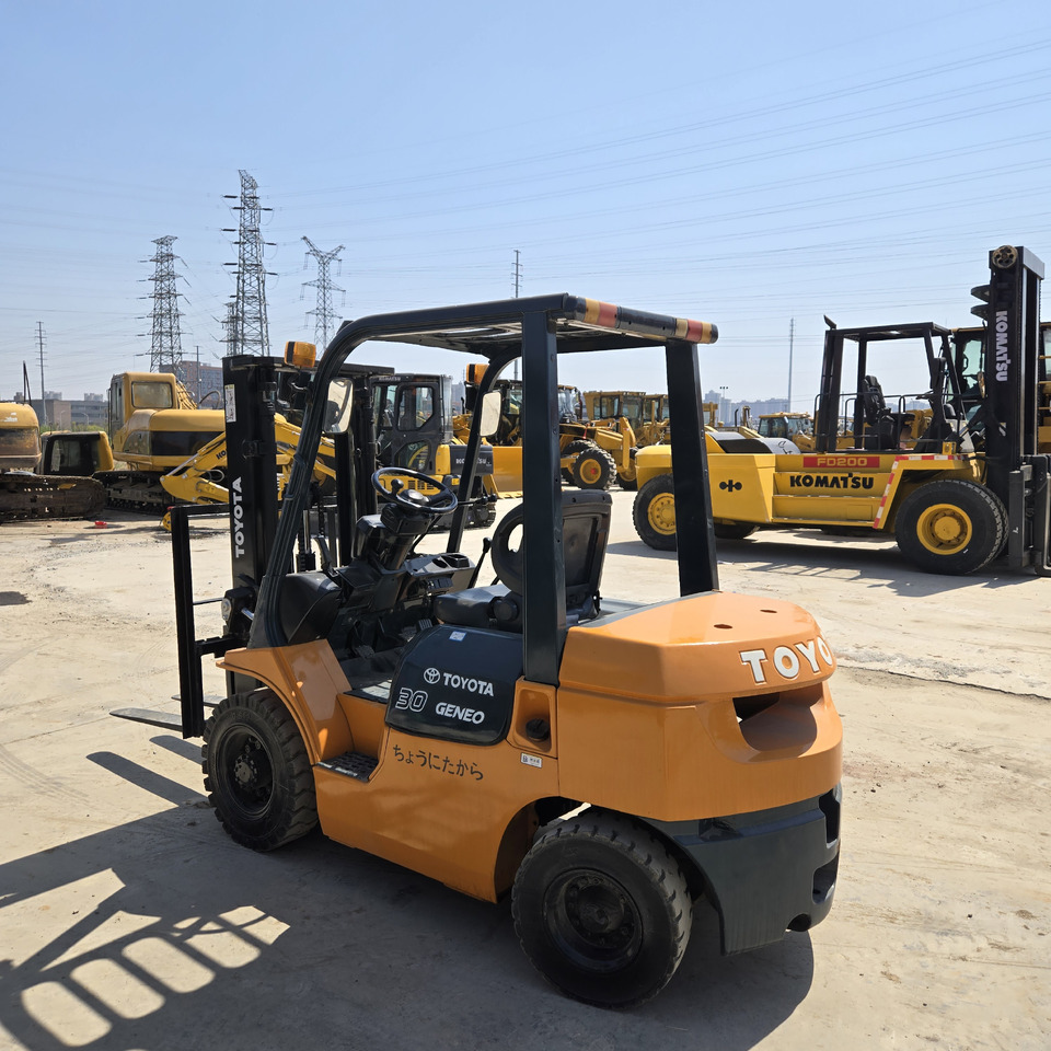 Toyota FD30 - رافعة شوكية ديزل: صور 2 Toyota FD30 - رافعة شوكية ديزل: صور 2
