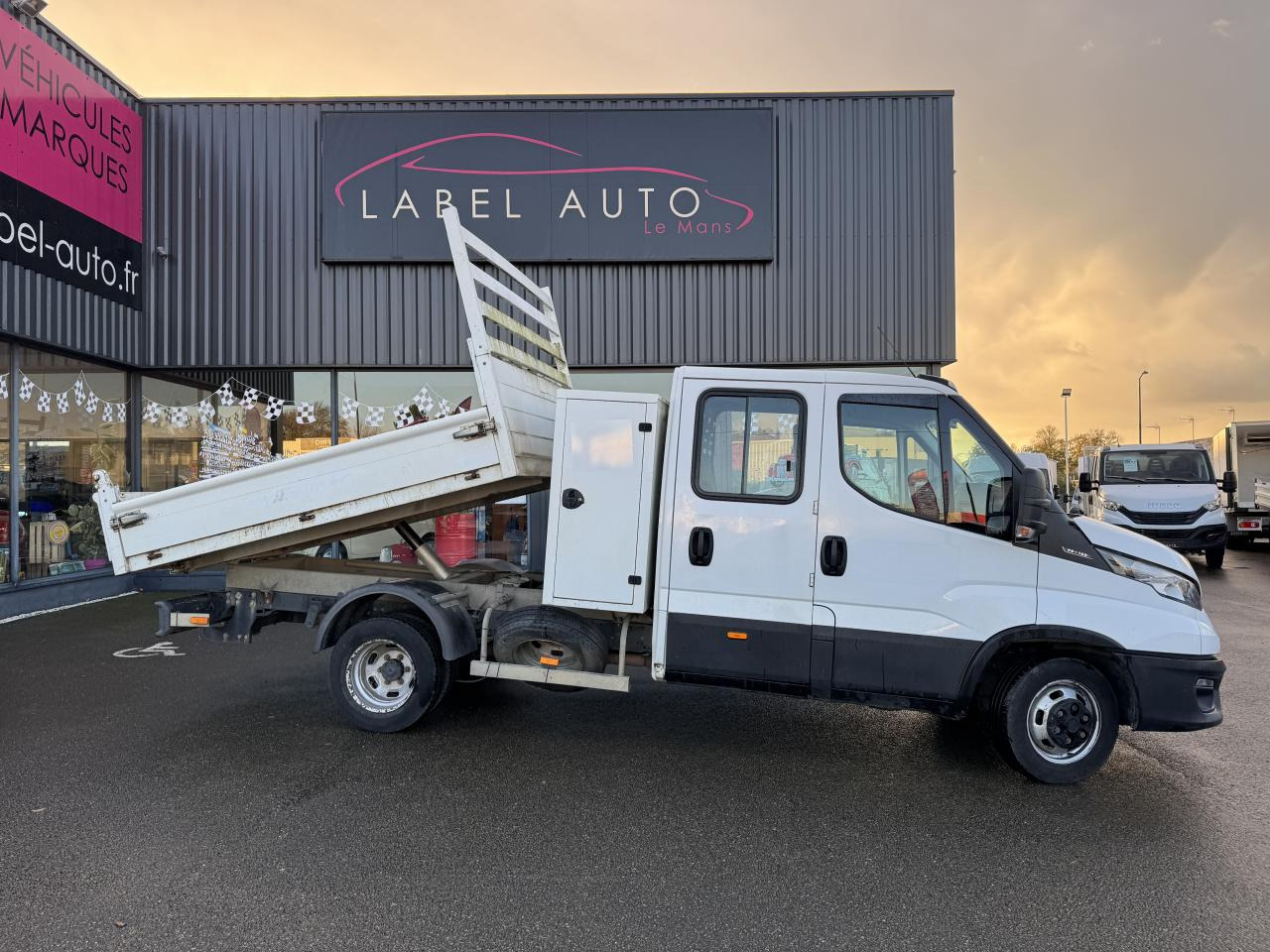 IVECO DAILY 35C14 BENNE COFFRE DOUBLE CABINE RJ 6 places - قلاب صغير, الشاحنات الصغيرة كابينة مزدوجة: صور 2 IVECO DAILY 35C14 BENNE COFFRE DOUBLE CABINE RJ 6 places - قلاب صغير, الشاحنات الصغيرة كابينة مزدوجة: صور 2