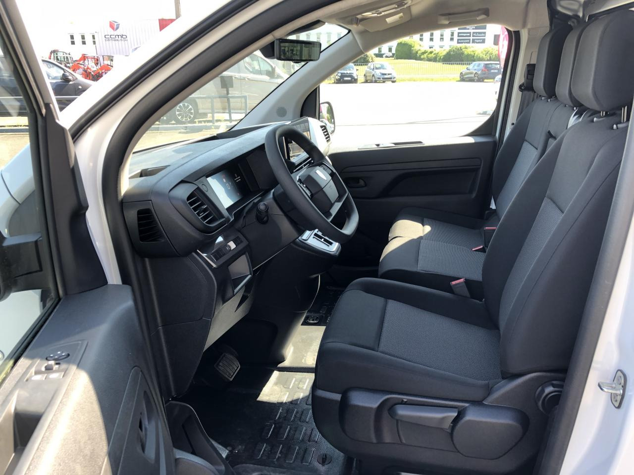 PEUGEOT Expert M 2.0 BlueHDi - 145 S&S - BV EAT8  III FOURGON Fourgon PHASE 2 - فان: صور 5 PEUGEOT Expert M 2.0 BlueHDi - 145 S&S - BV EAT8  III FOURGON Fourgon PHASE 2 - فان: صور 5