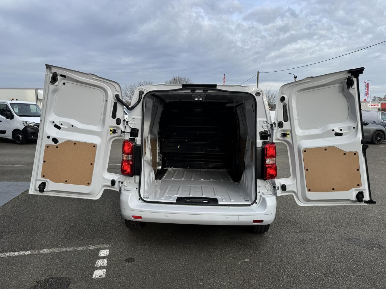 PEUGEOT Expert M 2.0 BlueHDi - 180 S&S - BV EAT8 III FOURGON Fourgon PHASE 2 - فان: صور 3 PEUGEOT Expert M 2.0 BlueHDi - 180 S&S - BV EAT8 III FOURGON Fourgon PHASE 2 - فان: صور 3