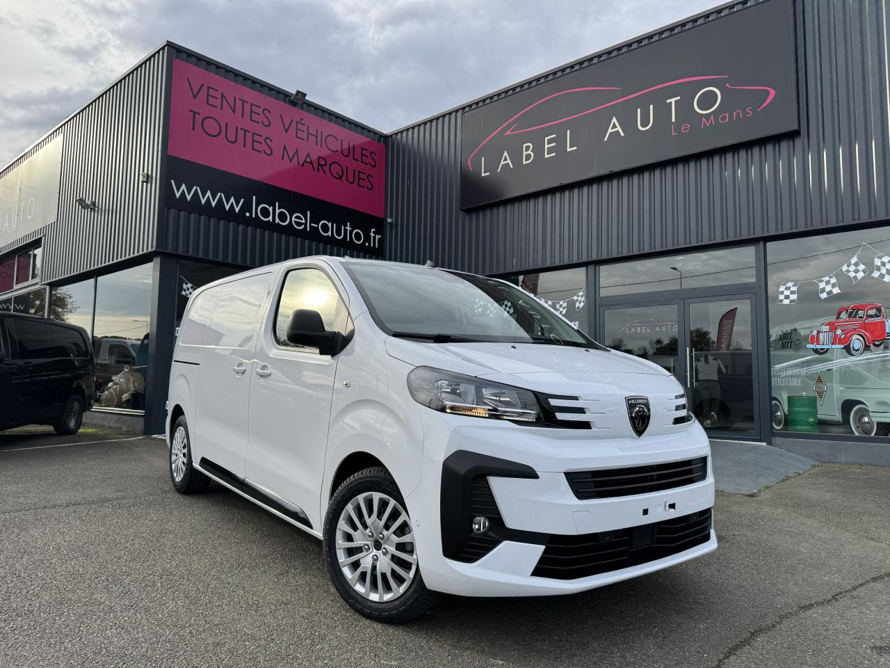 PEUGEOT Expert M 2.0 BlueHDi - 180 S&S - BV EAT8 III FOURGON Fourgon PHASE 2 - فان: صور 4 PEUGEOT Expert M 2.0 BlueHDi - 180 S&S - BV EAT8 III FOURGON Fourgon PHASE 2 - فان: صور 4