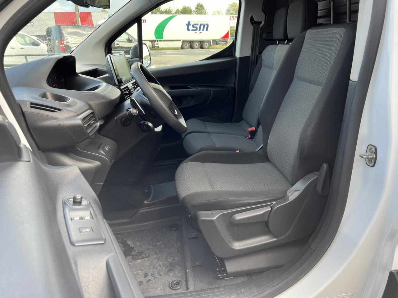 PEUGEOT Partner Standard 1.5 BlueHDi 130 CH 3 places Asphalt FOURGON - فان: صور 4 PEUGEOT Partner Standard 1.5 BlueHDi 130 CH 3 places Asphalt FOURGON - فان: صور 4